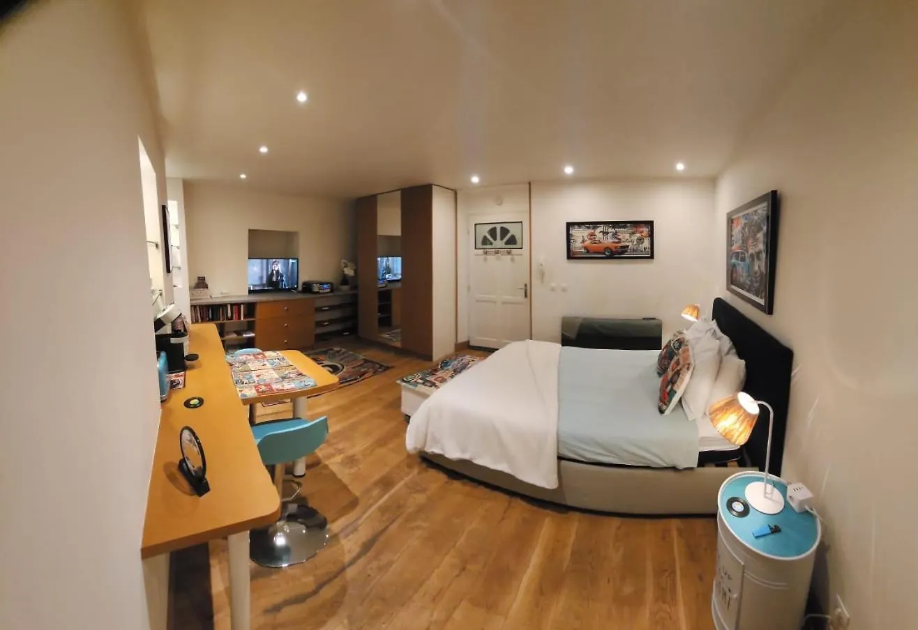 Highly Recommended Apartment Steps From The Lake location
